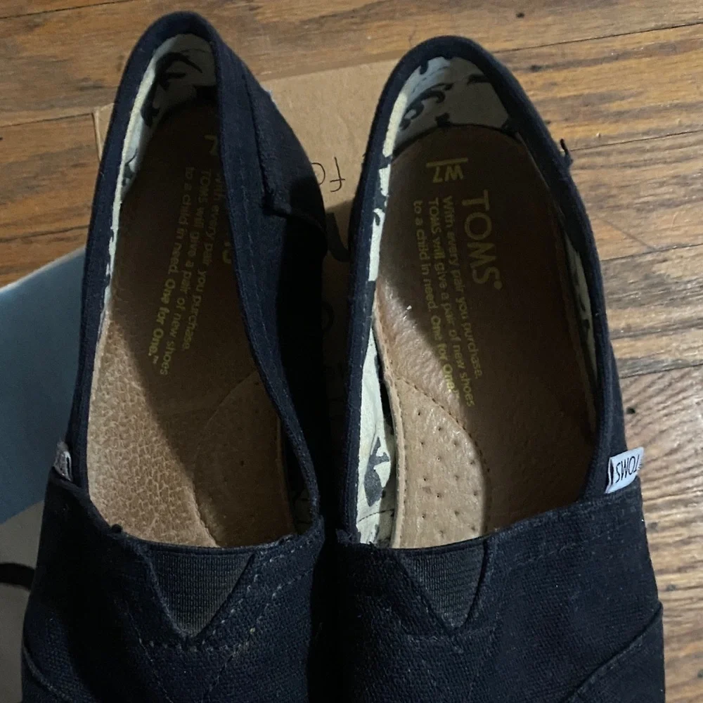 Toms stylish black